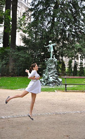girl-playing-in-brussels-park