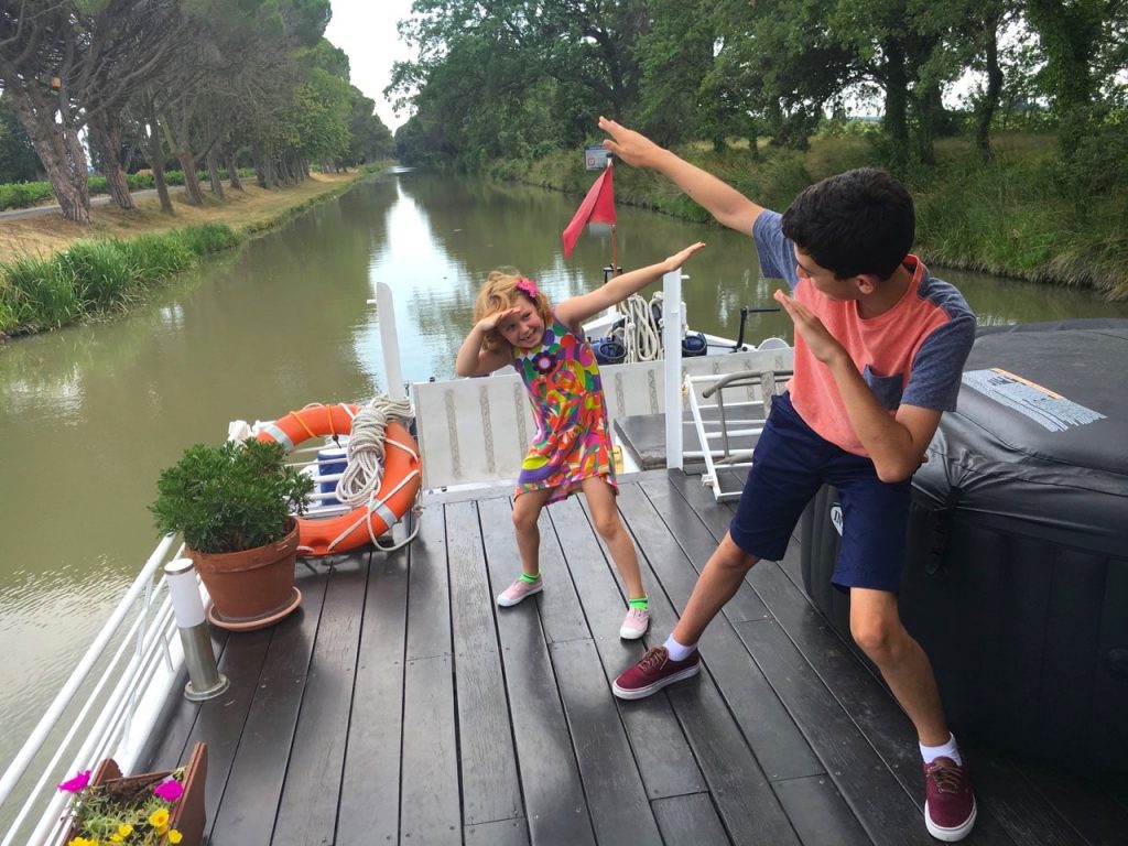 kids-on-athos-du-midi-barge